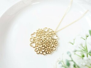 【新品 未使用 ハンドメイドアクセサリー】大ぶり ハートとお花のかわいい 透かし ロング ネックレス☆フラワー ゴールド色