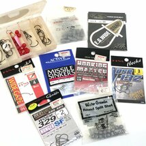 K 1円～ R3/バス釣り用小物セット フック マスバリ ネイルシンカー ジグヘッド スナップ 等 ケース付き | バス釣り 釣具 釣針 オモリ_画像1