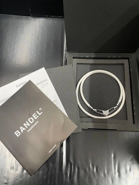 BANDEL(バンデル)ヘルスケア V1 ブイワン White×Silver Lサイズ54cm 専用箱入り 正規品