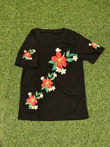 Tシャツ　フラダンス　ハワイアン　ハイビスカス柄　 半袖　 黒