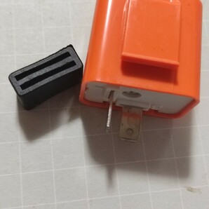 送料安 ゴム付き オレンジ 調整式フラッシャーリレー ICウインカーリレー LED ターン シグナル ランプ 12V 2ピン ハイフラ防止の画像3