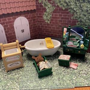シルバニアファミリー 初期　ブラウンうさぎの赤ちゃん　緑の鏡台　洗濯機　陶器のお風呂