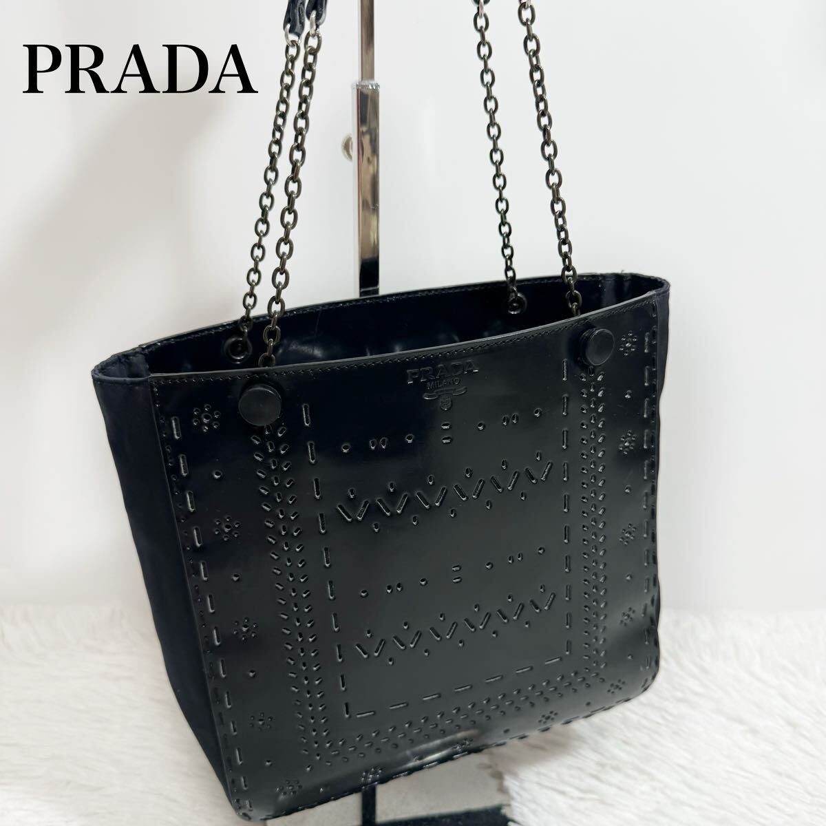 【極美品】プラダ ロゴ型押し カットワーク カーフレザー ショルダーバッグ 赤 【極美品】プラダ ロゴ型押し カットワーク カーフレザー ショルダーバッグ 赤