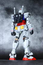 【塗装済完成品】バンダイ　MG 1/100 RX-78-2 ガンダムVer.3.0　機動戦士ガンダム_画像4