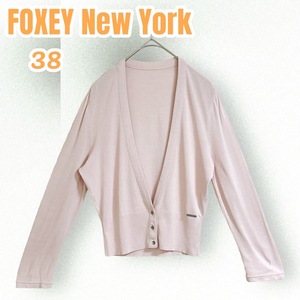 ☆人気デザイン☆FOXEY NEW YORK カーディガン 38 クロップド 桃 フォクシー ニューヨーク ピンク メタルロゴ 伸縮性 薄手 ショート丈