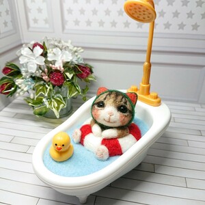 猫12◎キジシロ 羊毛フェルト ネコ お風呂で水遊び♪スイカ帽子 夏猫 赤い浮き輪 ハンドメイド お風呂猫 バスタブ 猫好き 置物 飾り