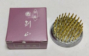 ◎マルフジ剣山 特製【豆丸】MADE IN JAPAN 針:真鍮 台座:鉛