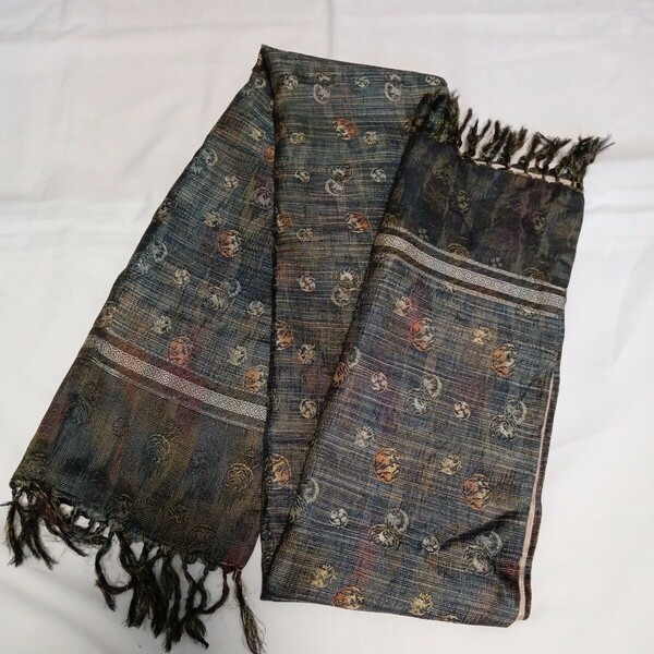 本絹　博多織 マフラー。博多織のタグと、裏は、博多織の印が模様としあります。配送料無料。