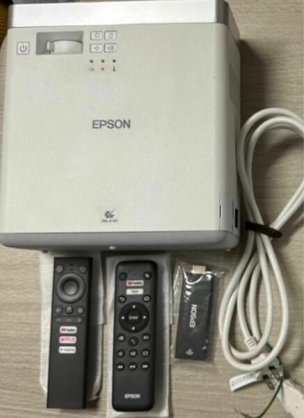 美品EPSON dreamio ホームプロジェクター　EF-100WATV ホワイト　androidTV端末同梱モデル