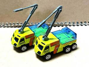 マッチボックス 空港消防車　蛍光黄色２台　Matchbox 2001 Airport Fire Pumpe　２