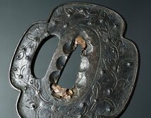 無銘古金工山銅鐔 蔦唐草図 露象嵌 櫃孔大きめ21mm 室町古鐔_画像3