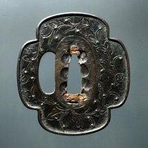 無銘古金工山銅鐔 蔦唐草図 露象嵌 櫃孔大きめ21mm 室町古鐔_画像1