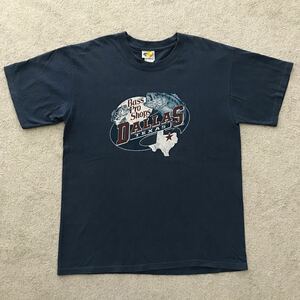 90s 00s BASS PRO SHOPS DALLAS TEXAS バスプロショップ 半袖 Tシャツ (L) 紺系 濃藍 ビンテージ フィッシング アウトドア ブラックバス