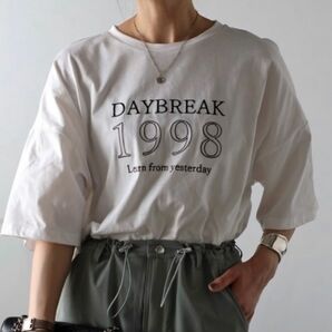 ボンジュールサガン　1998ロゴ刺繍Tシャツ　ホワイト