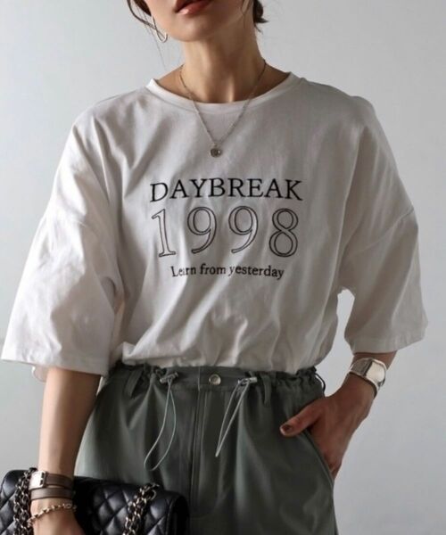 ボンジュールサガン　1998ロゴ刺繍Tシャツ　ホワイト