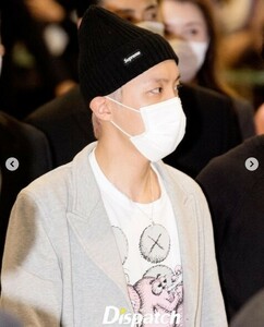 ■BTS J-HOPE-ホソク-着用 KAWS-カウズ-×コムデギャルソンシャツ 限定Tシャツ-A-■サイズM■新品タグ付■国内直営店正規品