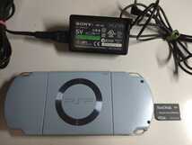 ④【動作確認済】 PSP 本体 PSP-2000 フェリシア・ブルー メモリースティック 2GB 充電器_画像2