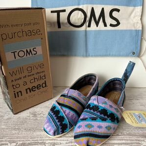 ●新品 TOMS スリッポンシューズ すみれ色 22.5cm 袋付● 