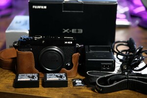 美品 富士フイルム FUJIFILM ミラーレス一眼カメラ X-E3 ボディ ブラック X-E3-B 本革レザーケース ストラップ 動作品 予備バッテリー
