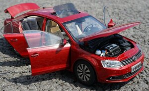 ▲VW特注！1/18 Volkswagen フォルクスワーゲン VW SAGITAR 赤 新品