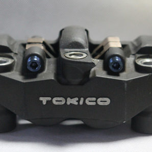 TOKICO トキコ 4ポットキャリパー 鍛造64チタンブリッジボルト/パッドピンセット　ブルー