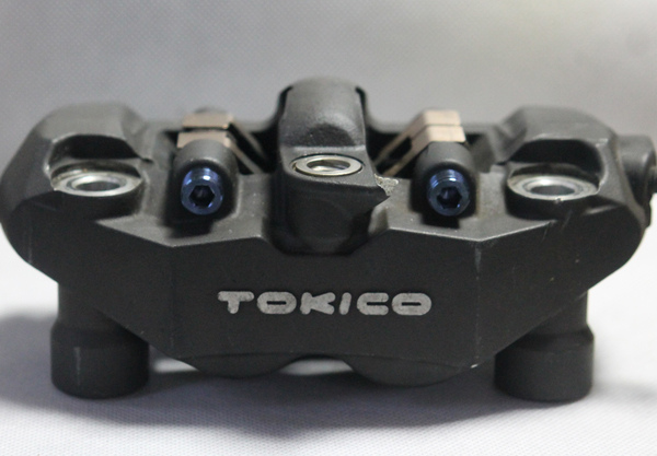 TOKICO トキコ 4ポットキャリパー 鍛造64チタンブリッジボルト/パッドピンセット　ブルー