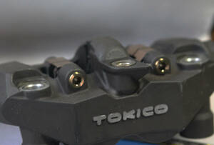 TOKICO トキコ 4ポットキャリパー 鍛造64チタンブリッジボルト/パッドピンセット　ゴールド
