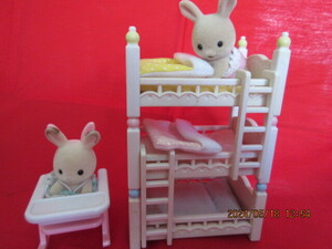 ２　希少　レア　入手困難　シルバニアファミリー　ファミリー　ウサギの赤ちゃん２タイ　３段ベッド　椅子　フィギュア 　エポック社