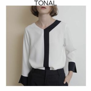 新品未使用タグ付き　TONAL アシメ配色Vネックブラウス　ホワイト　ブラック　トーナル　白　黒　長袖　シャツ　オフィス　Vネック