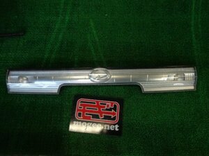 9EH1005NA1 ) ダイハツ タントカスタムRS L375S/L385S 純正バックドアセンターガーニッシュ　　イチコD068