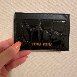 miumiu パテントアリゲーター型押し カードケース 大人気のパテント アリゲータシリーズのカードケース　ブラック系