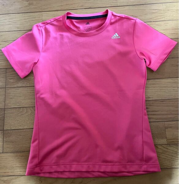 アディダス 半袖Tシャツ スポーツウェア トップス ワンポイントロゴ　ピンク