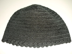 80代のおばーちゃんが自己流で編んだニット帽　グレーっぽい黒　秋・冬用　ハンドメイド