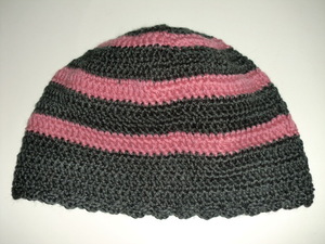 80代のおばーちゃんが自己流で編んだニット帽　黒＆ピンク　しましま　秋冬用　ハンドメイド