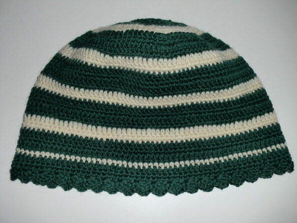 80代のおばーちゃんが自己流で編んだニット帽　アイボリー＆深緑しましま　春・秋・冬用　ハンドメイド