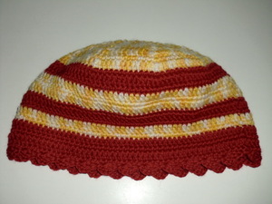 80代のおばーちゃんが自己流で編んだニット帽　黄色＆赤しましま　秋・冬用　ハンドメイド