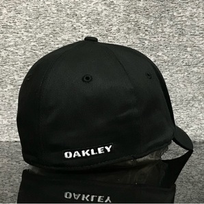 【未使用品】63D クール★OAKLEY オークリー キャップ 帽子CAP クールなシマ柄とブラックの伸縮素材にメタルピン《伸縮前57㎝～60㎝位迄》の画像5