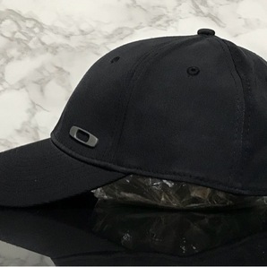 【未使用品】60E★OAKLEY オークリー キャップ 帽子 上品で高級感のあるブラックの伸縮素材にメタル製ロゴ♪《伸縮前57㎝～60㎝位迄》の画像3