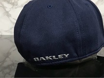 【未使用品】64D★OAKLEY オークリー キャップ 帽子 CAP 上品で高級感のあるネイビーの伸縮素材にグレーロゴ《伸縮前60㎝-63㎝位迄》_画像6