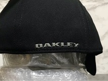 【未使用品】53E クール★OAKLEY オークリー キャップ 帽子 CAP クールなブラックの伸縮素材にグレーロゴ！《伸縮前59㎝～62㎝位迄》_画像6