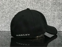 【未使用品】68A クール★OAKLEY オークリー キャップ 帽子 CAP クールなブラックの伸縮素材にグレーロゴ！《伸縮前58㎝～62㎝位迄》_画像4