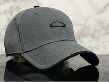 【未使用品】77A クール★OAKLEY オークリー キャップ 帽子 CAP クールなグレーの伸縮素材にブラックロゴ！《伸縮前59㎝～62㎝位迄》_画像2