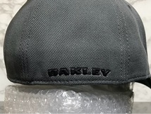 【未使用品】77A クール★OAKLEY オークリー キャップ 帽子 CAP クールなグレーの伸縮素材にブラックロゴ！《伸縮前59㎝～62㎝位迄》_画像6