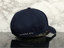 【未使用品】64D★OAKLEY オークリー キャップ 帽子 CAP 上品で高級感のあるネイビーの伸縮素材にグレーロゴ《伸縮前58㎝-61㎝位迄》_画像5