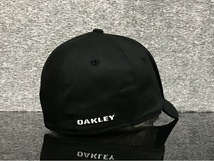 【未使用品】63D クール★OAKLEY オークリー キャップ 帽子CAP クールなシマ柄とブラックの伸縮素材にメタルピン《伸縮前59㎝～62㎝位迄》_画像5