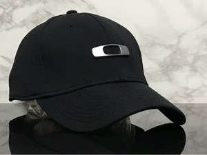 【未使用品】52E★OAKLEY オークリー キャップ 帽子 上品で高級感のあるブラックの伸縮素材にメタル製ロゴ♪《伸縮前60㎝～63㎝位迄》