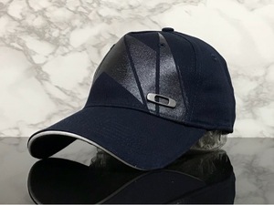 【未使用品】61D★OAKLEY オークリー キャップ 帽子 CAP お洒落なネイビーの伸縮素材とフロントデザイン♪《伸縮前54㎝-57㎝位迄》