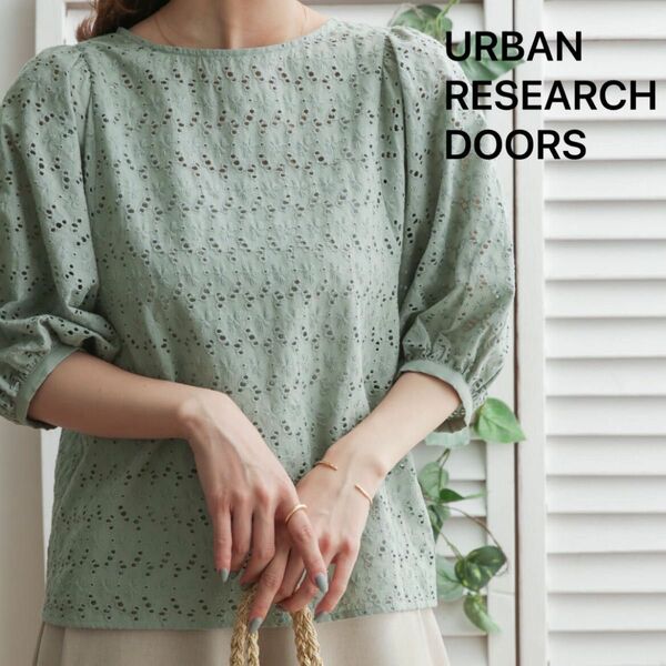 URBAN RESEARCH DOORS カット刺繍バルーンスリーブブラウス