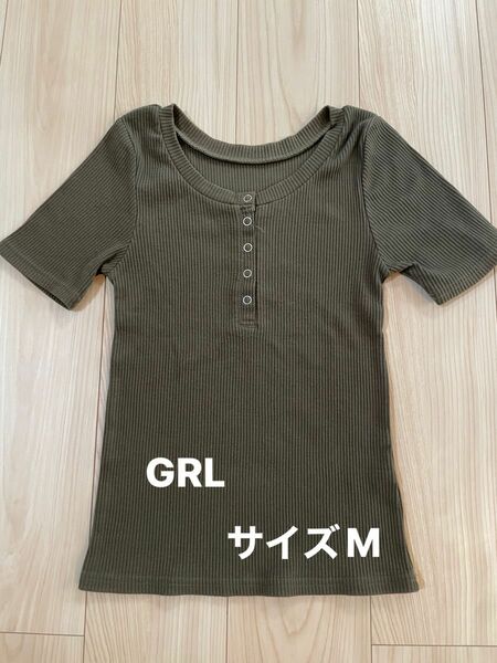 ＊グレイル：サイズM：カーキ色の半袖のリブTシャツ＊