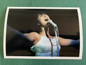 [ ultra rare ] Kawai Naoko photograph white dress meat feeling is . torn . Showa era star 80 period idol .